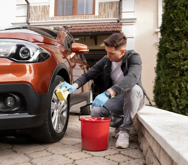 Lavage auto à domicile La Chapelle-Saint-Géraud : professionnel intervenant sur un véhicule